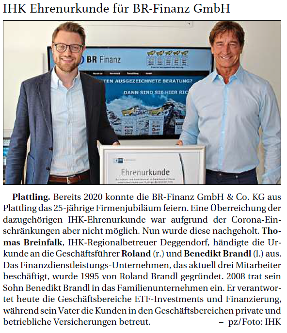IHK Ehrenurkunde für die BR-Finanz GmbH u Co. KG für das 25-Jährige Firmenjubiläum übergeben. Der IHK Regionalbetreuer händigte die Urkunde an die Geschäftsführer Roland Brandl und Benedikt Brandl aus.