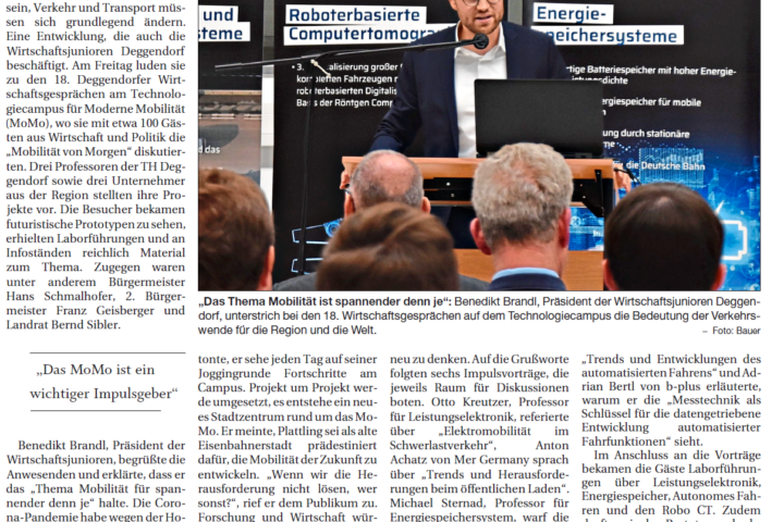 Presseartikel: Ideen für die Verkehrswende. Treffen der Wirtschaftsjunioren Deggendorf im Momo. Am Freitag luden die Wirtschaftsjunioren zu den 18. Deggendorfer Wirtschaftsgesprächen ein. Benedikt Brandl, Präsident der Wirtschaftsjunioren, begrüßte die Anwesenden und erklärte, dass er das Thema Mobilität für spannender denn je halte.